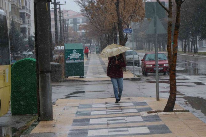 Aksaray’a Mevsimin İlk Karı Yağdı