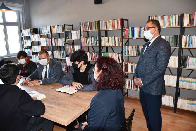 Sökeli Hayırseverler Okula Kütüphane Kazandırdı