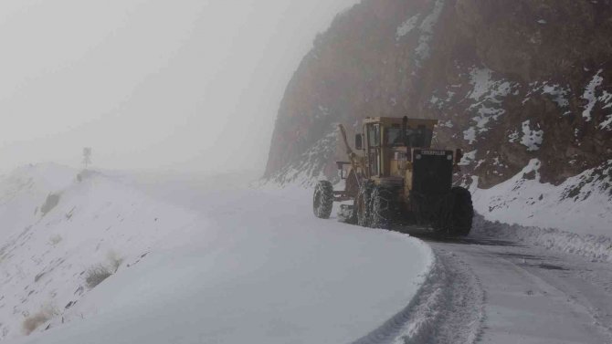 Muş’ta 17 Köy İle 24 Mezra Yolu Ulaşıma Kapandı