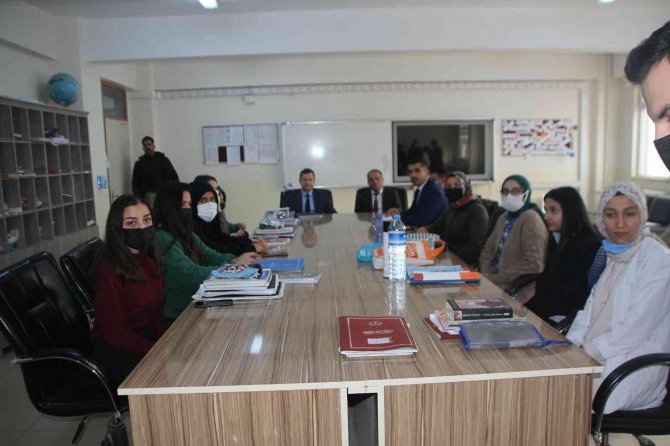 Malazgirt Kaymakamı Demirer’den Okul Ziyareti