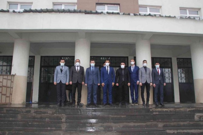 Malazgirt Kaymakamı Demirer’den Okul Ziyareti