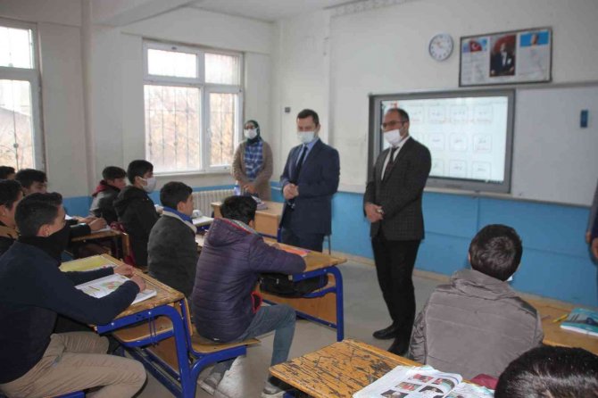 Malazgirt Kaymakamı Demirer’den Okul Ziyareti