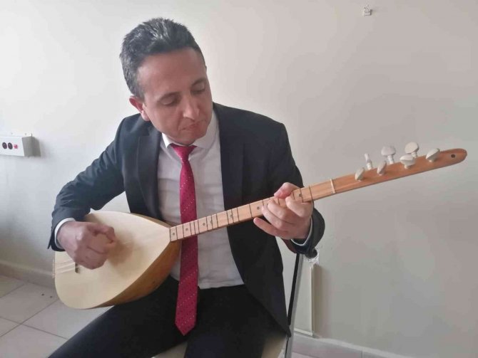 Öğrencilerden Müdür Kanbay’a Sazlı Karşılama