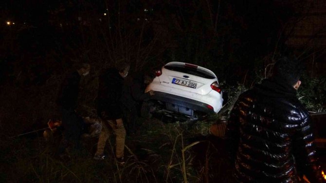 Kontrolden Çıkan Otomobil Arsaya Uçtu: 2 Yaralı