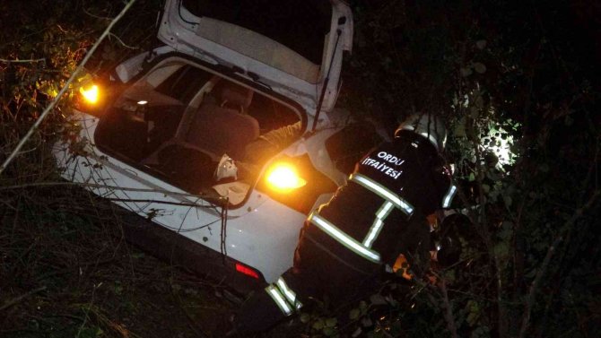 Kontrolden Çıkan Otomobil Arsaya Uçtu: 2 Yaralı