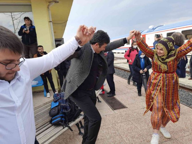 21 Ay Sonra Yeniden Sefere Başlayan Turistik Doğu Ekspresi Coşkuyla Karşılandı