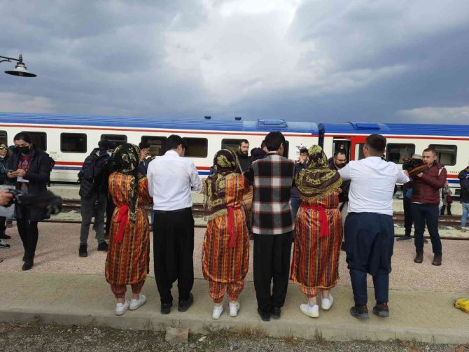 21 Ay Sonra Yeniden Sefere Başlayan Turistik Doğu Ekspresi Coşkuyla Karşılandı