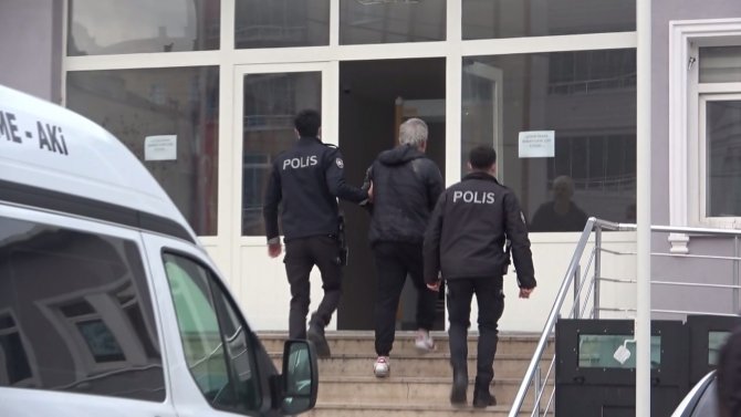 ’Dur’ İhtarına Uymayarak Kaçan Araç Sulama Kanalına Uçtu: 3 Yaralı