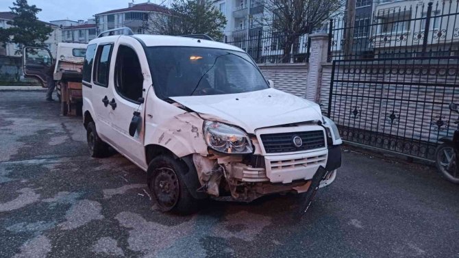 ’Dur’ İhtarına Uymayarak Kaçan Araç Sulama Kanalına Uçtu: 3 Yaralı