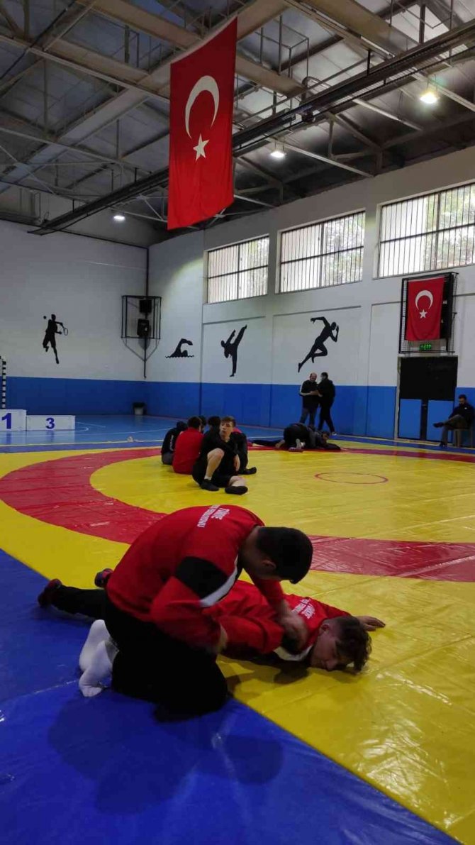 Genç Güreşçiler 2 Sıklette İl Birincisi Oldu