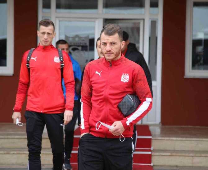 Sivasspor Kafilesi İ̇stanbul’a Ulaştı