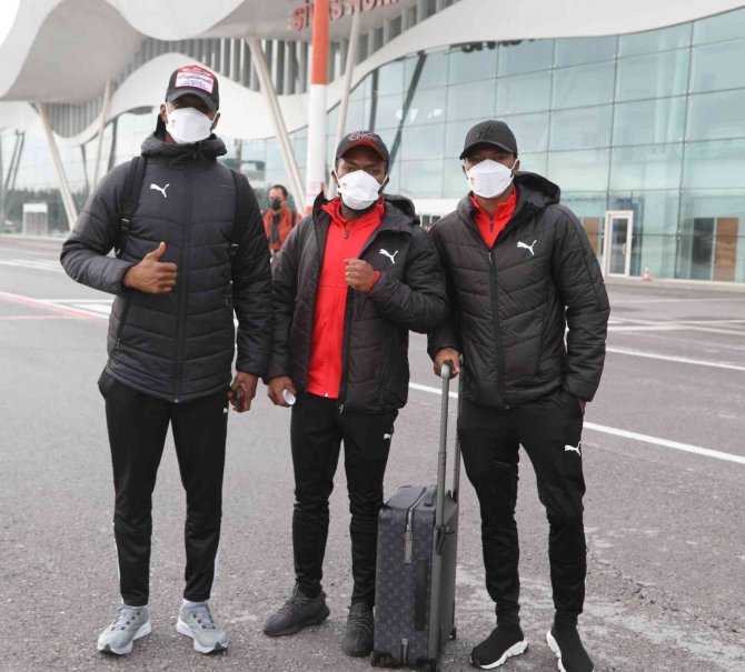 Sivasspor Kafilesi İ̇stanbul’a Ulaştı