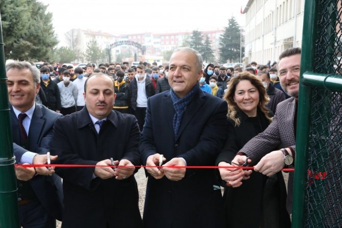 Suluova Belediyesi’nden İki Liseye Halı Saha