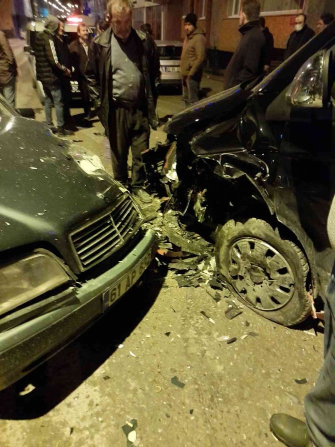 Türkeli’de Minibüs İle Otomobil Çarpıştı