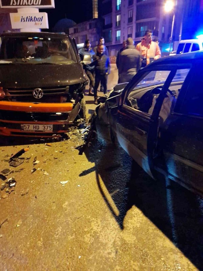 Türkeli’de Minibüs İle Otomobil Çarpıştı