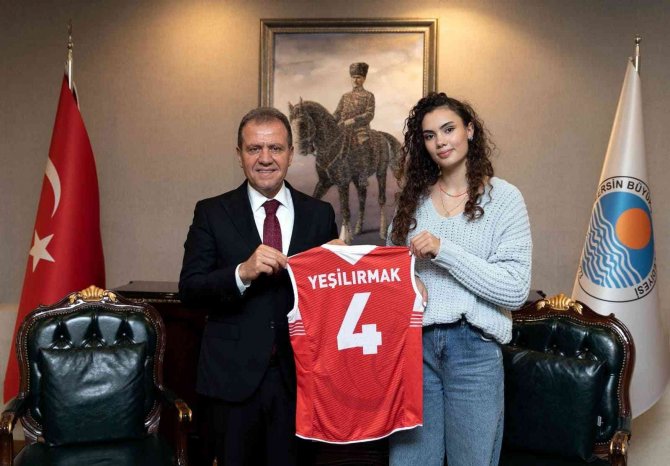 Galatasaraylı Voleybolcu ’Kır Çiçekleri’ni Ziyaret Etti