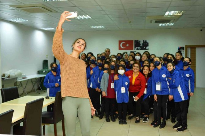 Galatasaraylı Voleybolcu ’Kır Çiçekleri’ni Ziyaret Etti