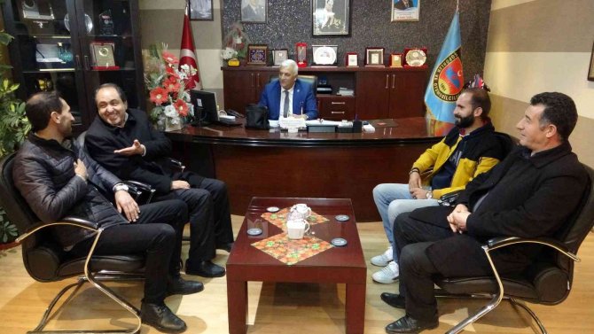 Vanlı Taksici Aracında Unutulan Para Dolu Çantayı İ̇ranlı Sahibine Teslim Etti