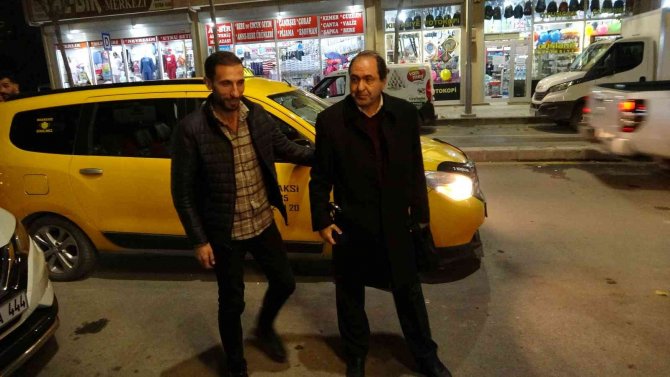 Vanlı Taksici Aracında Unutulan Para Dolu Çantayı İ̇ranlı Sahibine Teslim Etti