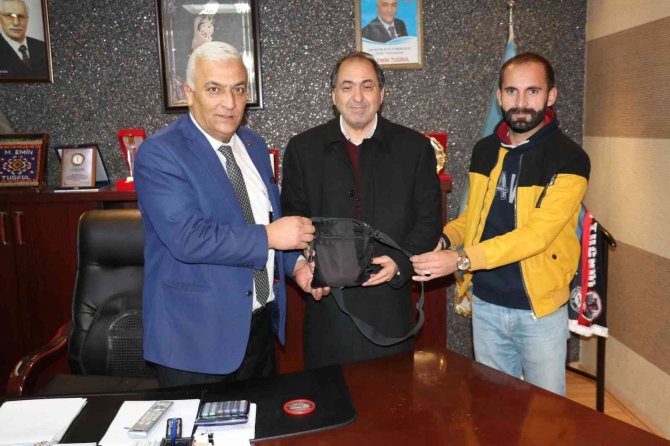 Vanlı Taksici Aracında Unutulan Para Dolu Çantayı İ̇ranlı Sahibine Teslim Etti