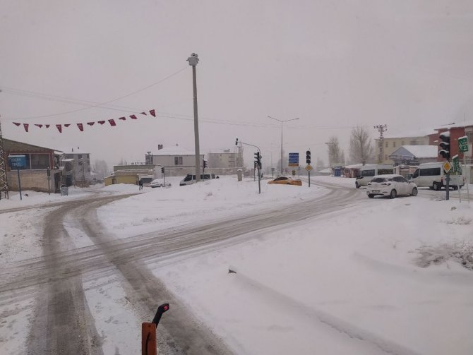Başkale’de 43 Yerleşim Yerinin Yolu Ulaşıma Kapandı