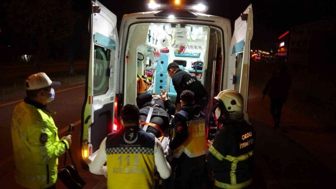 Kontrolden Çıkan Otomobil Arsaya Uçtu: 2 Yaralı