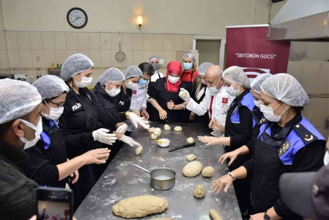 Kadın Polisler, Şeflerle Bekmek Yaptı