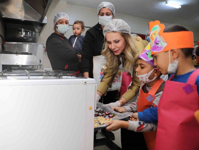 Raziye Kocaispir, Minik Şeflerle Kurabiye Yaptı