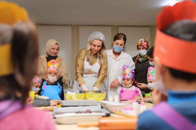 Raziye Kocaispir, Minik Şeflerle Kurabiye Yaptı