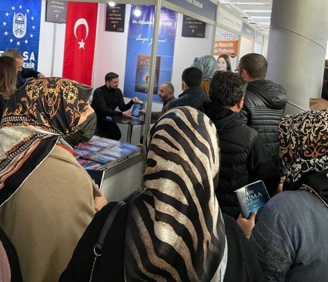 Bir Cuma Günü Kitabı Fuarlarda Yoğun İlgi Görüyor