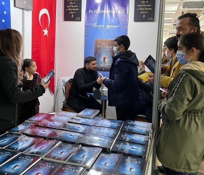 Bir Cuma Günü Kitabı Fuarlarda Yoğun İlgi Görüyor