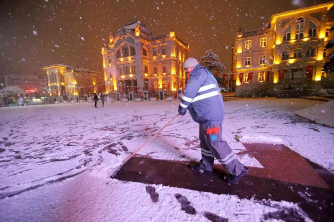 Aksaray’da Etkili Olan Kar Belediye Ekiplerini Harekete Geçirdi