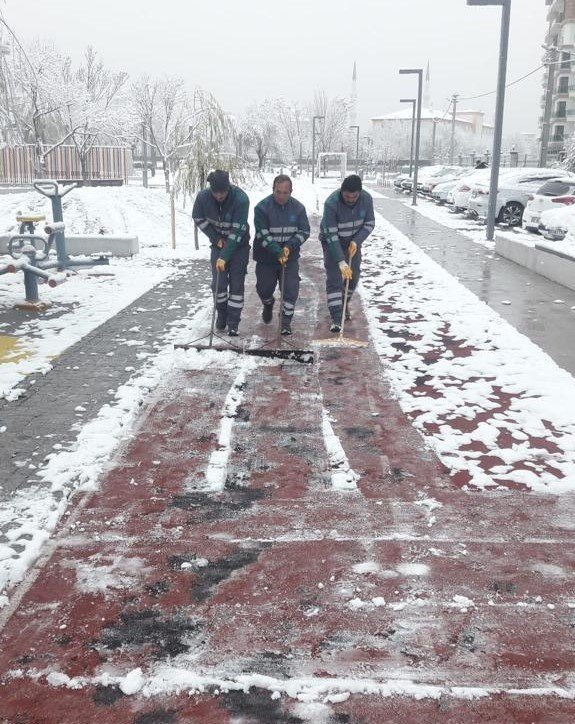 Aksaray’da Etkili Olan Kar Belediye Ekiplerini Harekete Geçirdi