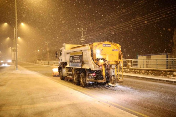 Aksaray’da Etkili Olan Kar Belediye Ekiplerini Harekete Geçirdi