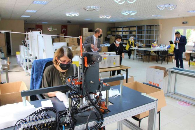 Milli Eğitim Destek Verdi, 6 Kadın Bir Yılda 3,5 Milyondan Fazla Maske Üretti
