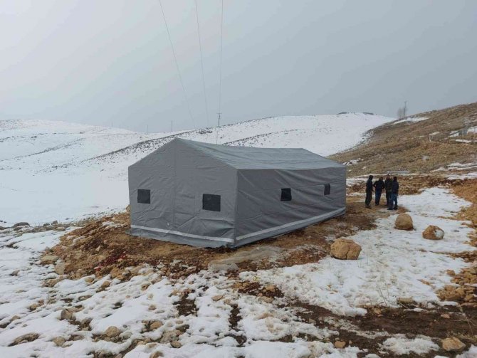 Deprem Bölgesindeki Hayvan Çadırlarını Mehmetçik Kurdu