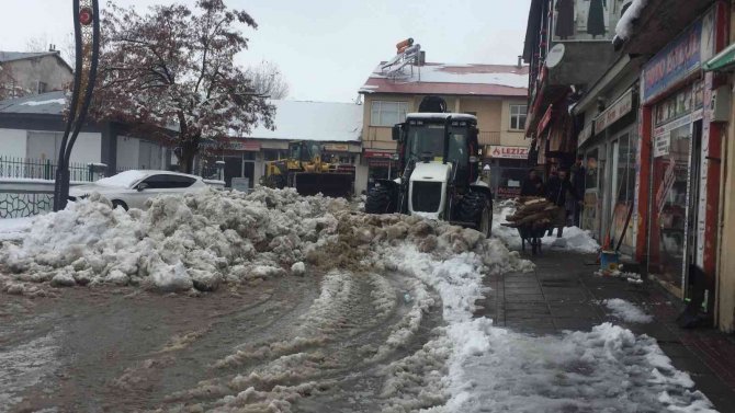 Karlıova’da Yağan Kar, Kamyonlarla İlçe Dışına Taşınıyor