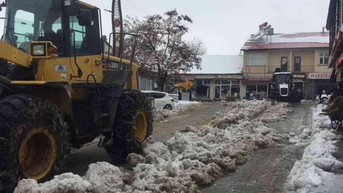 Karlıova’da Yağan Kar, Kamyonlarla İlçe Dışına Taşınıyor