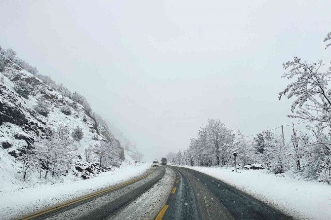 Zigana Dağında Kar Yağışı Ulaşımı Olumsuz Etkiliyor