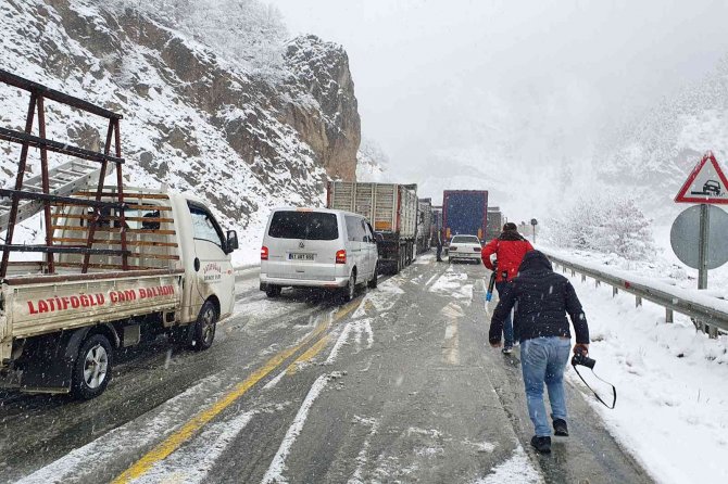 Zigana Dağında Kar Yağışı Ulaşımı Olumsuz Etkiliyor