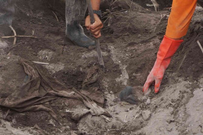Endonezya’da Semeru Yanardağı İçin Alarm Seviyesi Yükseltildi