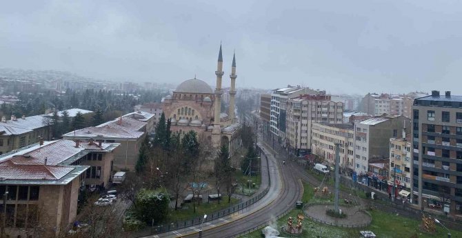 Eskişehir’de Çatılar Beyaza Bürünürken, Yerler Islak Kaldı
