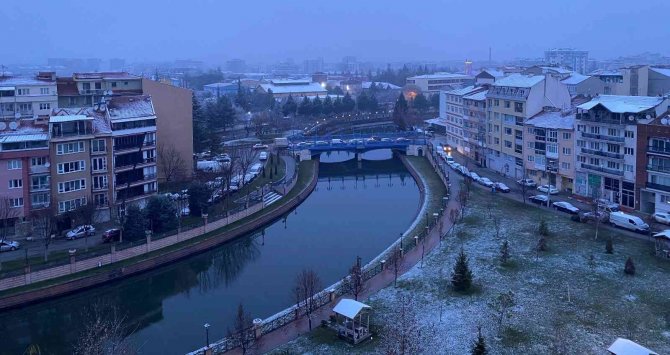 Eskişehir’de Çatılar Beyaza Bürünürken, Yerler Islak Kaldı