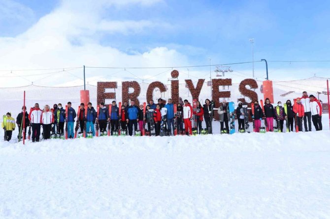 Kayakcılara Malzeme Yardımı Yapıldı