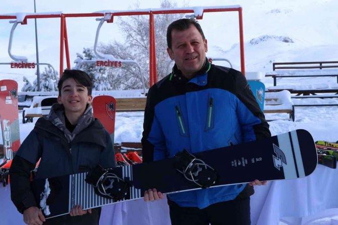 Kayakcılara Malzeme Yardımı Yapıldı