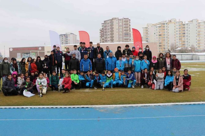 Heyet-i Temsiliye Atletizm Yarışlarının İlk Gün Müsabakaları Sona Erdi