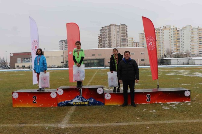 Heyet-i Temsiliye Atletizm Yarışlarının İlk Gün Müsabakaları Sona Erdi