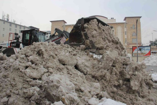 Hakkari’de Kamyonlarla Kar Taşınıyor