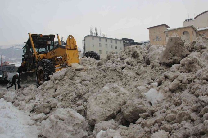Hakkari’de Kamyonlarla Kar Taşınıyor