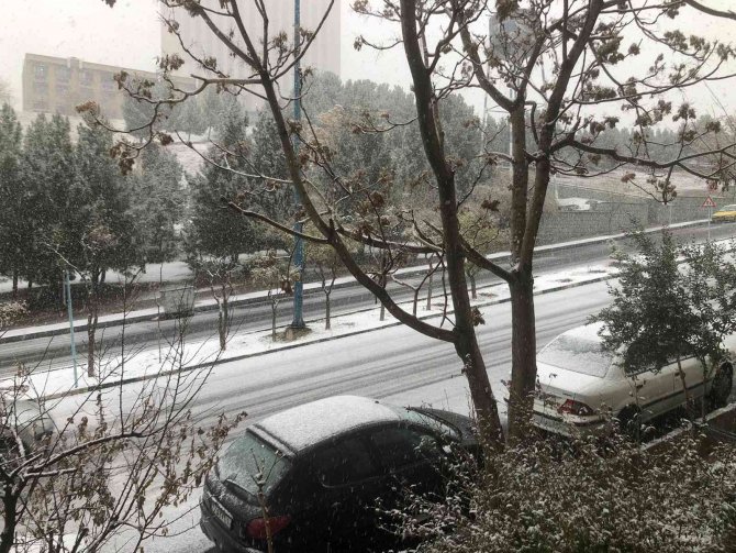 Tahran’a Mevsimin İlk Karı Yağdı